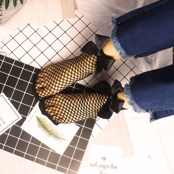 2 Pairs Of Black Fishnet Socks With Bows - Picture 5 of 8